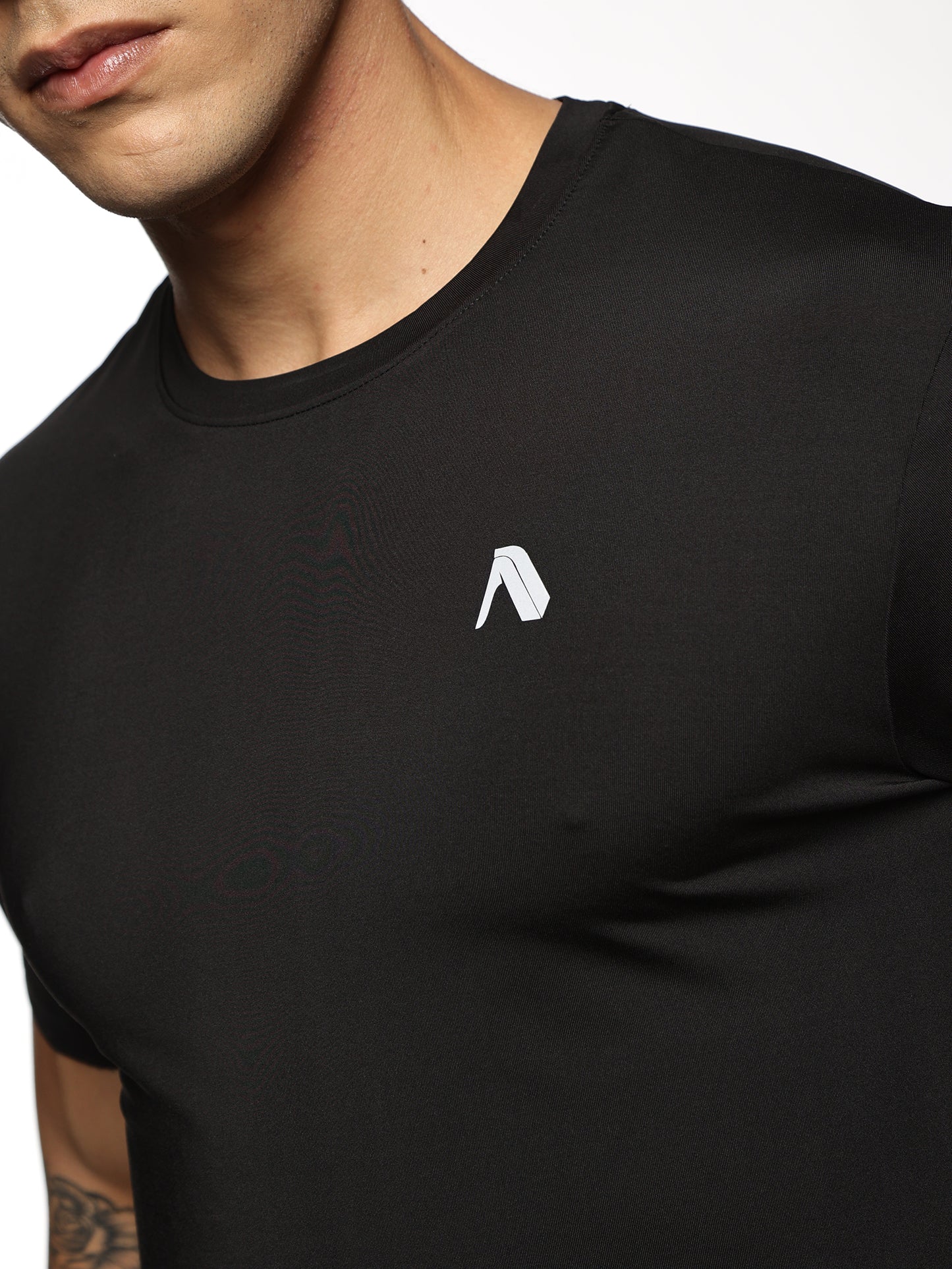 Close-up of ALP Mode Black Gym T-Shirt fabric – Breathable Activewear